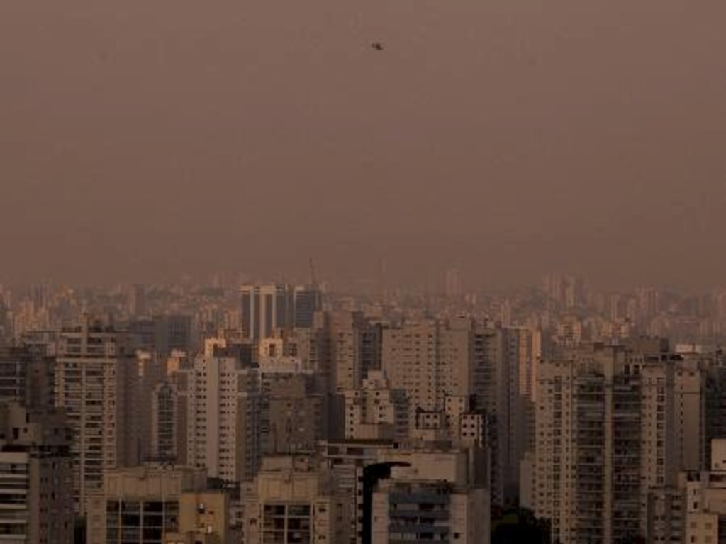 André Lucas/Estadão - - Fumaça de queimadas no Pantanal deixa céu de São Paulo nublado e alaranjado