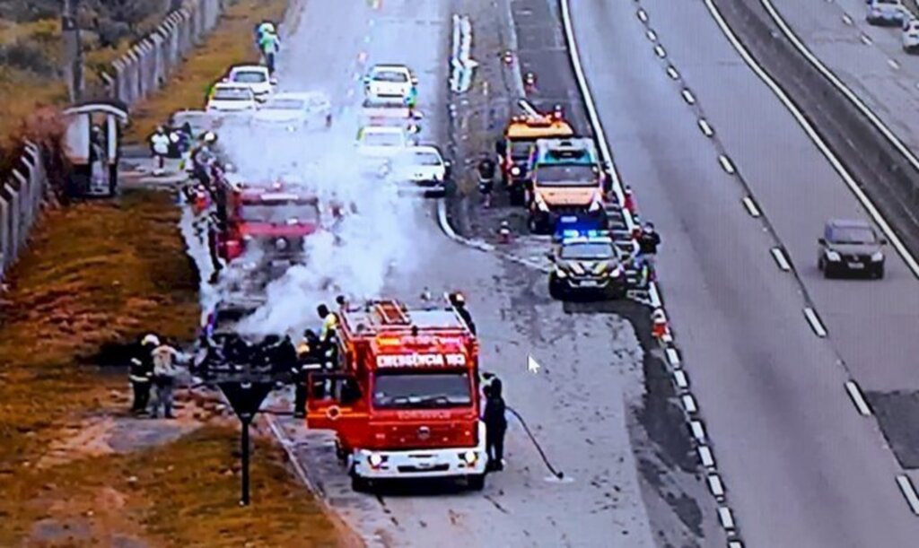 Veículo pega fogo na BR 101 em Barra Velha