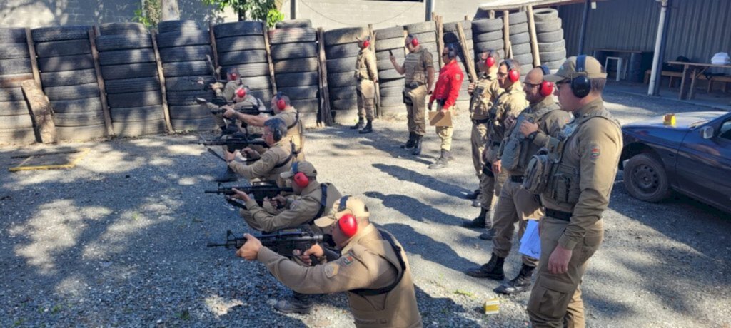 Policiais do 17º BPM são habilitados para uso de fuzil