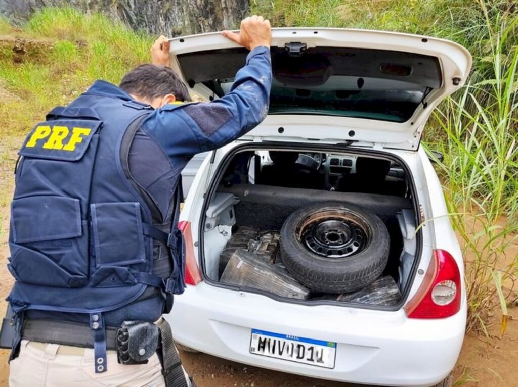 Em Joinville PRF intercepta carro em fuga e apreende 215 quilos de maconha