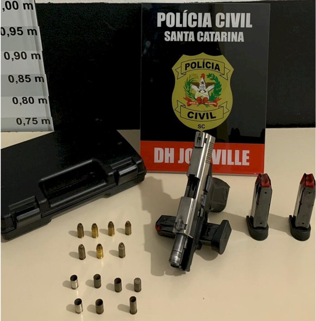 Polícia apreende arma e adolescente durante investigação de homicídios