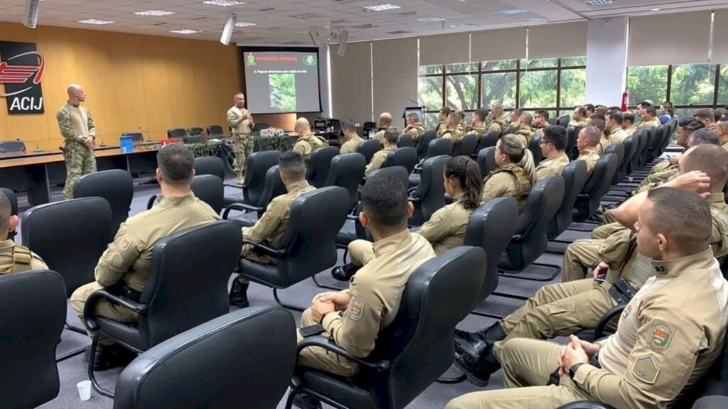 Policiais Militares de Joinville participam de instrução com equipe do BOPE