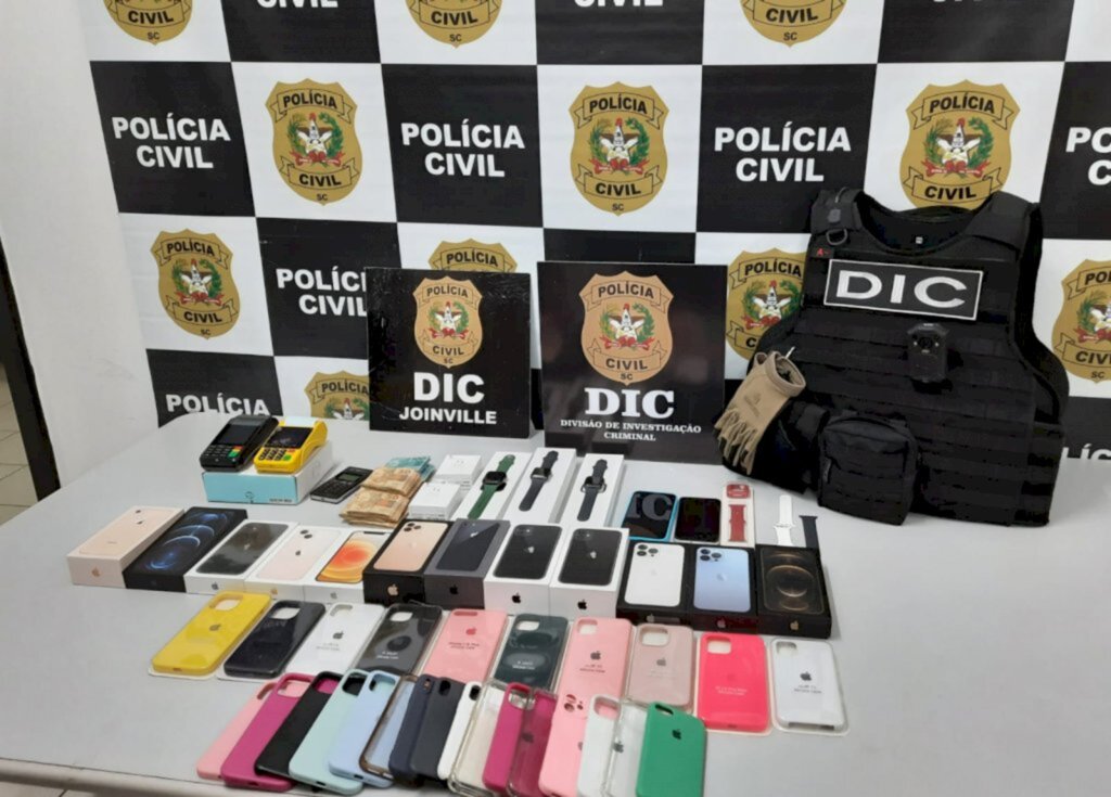 No Adhemar Garcia polícia prende suspeito de vender celulares roubados