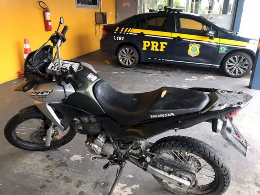 Homem procurado por receptação é preso com motocicleta adulterada na BR 101 em Joinville