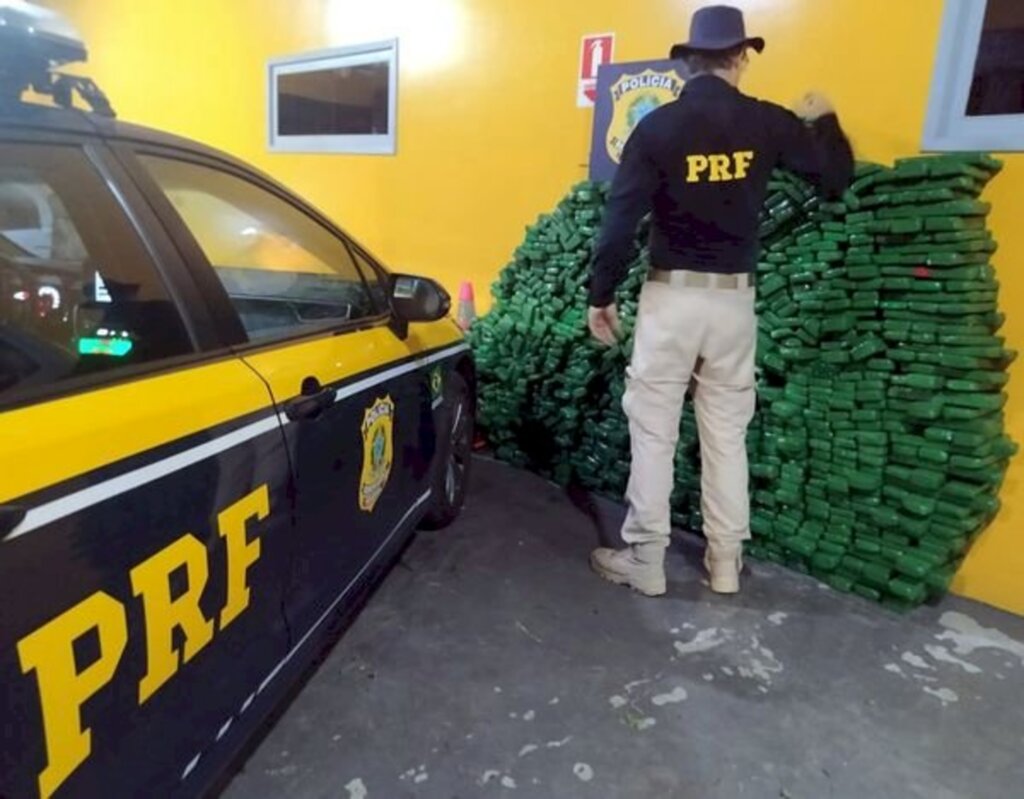 PRF apreende 373 kg de maconha e haxixe depois de motorista fugir da fiscalização na BR 101 em Joinville