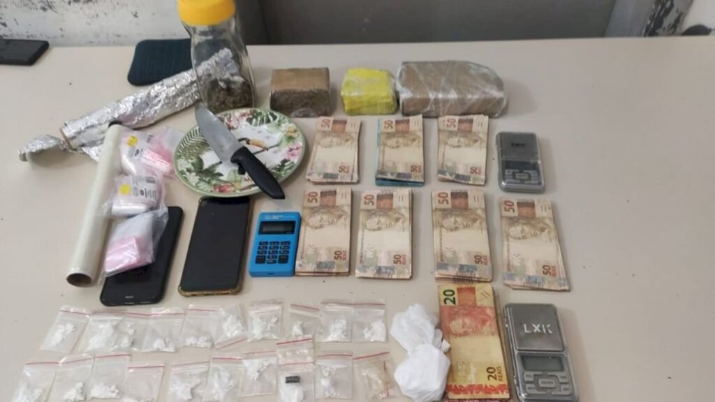 PM apreende cocaína, LSD e maconha no bairro Petrópolis