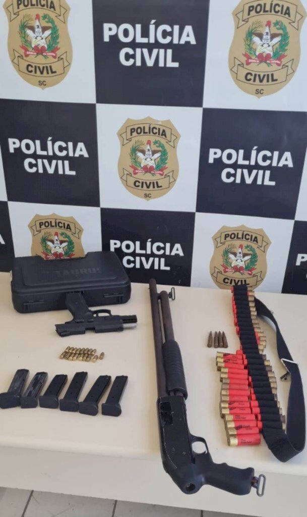 Polícia apreende munições armas e carregadores em Araquari
