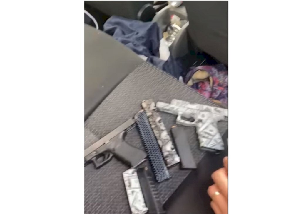 VÍDEO: PRF apreende pistolas e munições e recupera carro roubado na BR 101 em Araquari