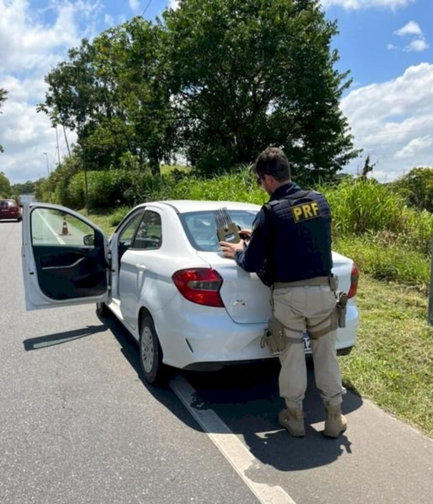 Carro furtado horas antes e que rodava com placas falsas é recuperado na BR 101 em Joinville