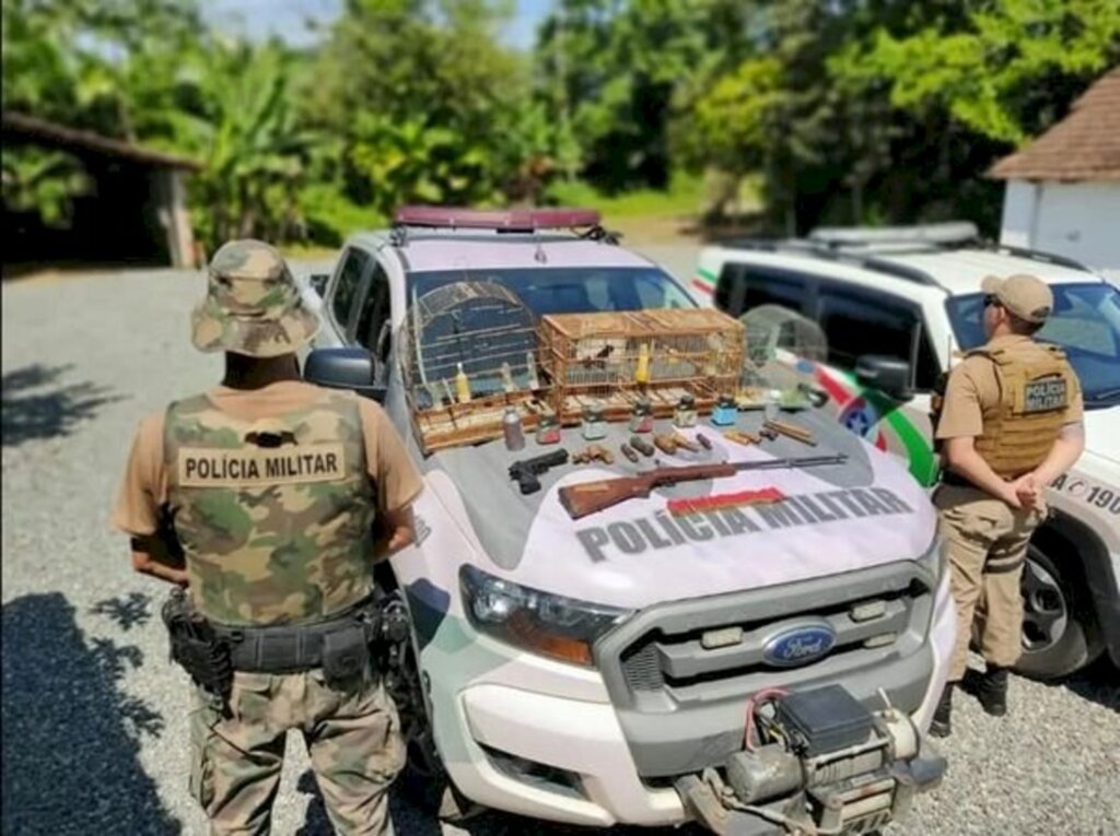 Ação da PM Ambiental encontra armas de fogo,munições e realiza prisão na área rural Joinville