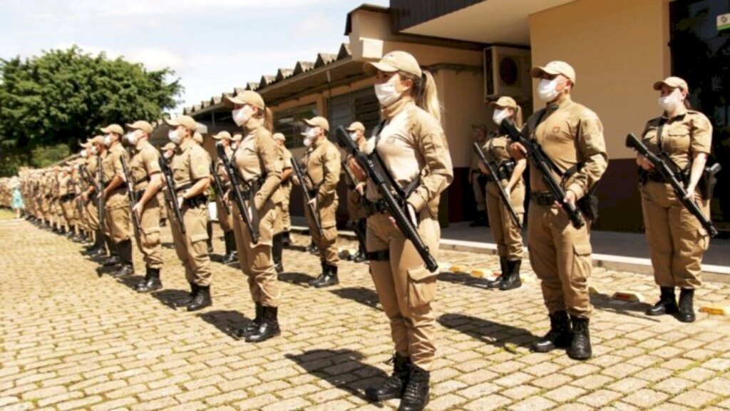 Em Joinville, solenidade de formatura é marcada com entrega de material bélico e viaturas