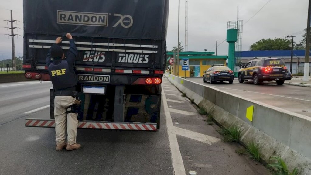 Roubo de carreta termina com prisão de criminosos na BR 101 em Joinville