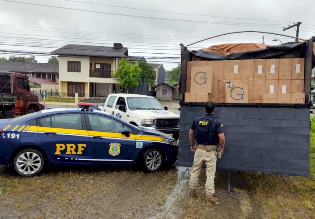 PRF apreende 240 mil maços de cigarros contrabandeados na BR 280 em Guaramirim