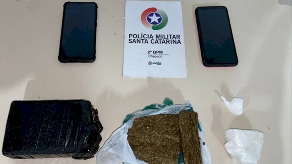 Roupas do sistema prisional encontradas durante prisão por tráfico de drogas