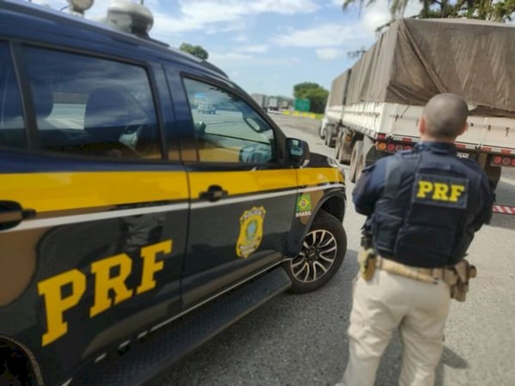 PRF recupera na BR 101 em Joinville carreta roubada no Paraná