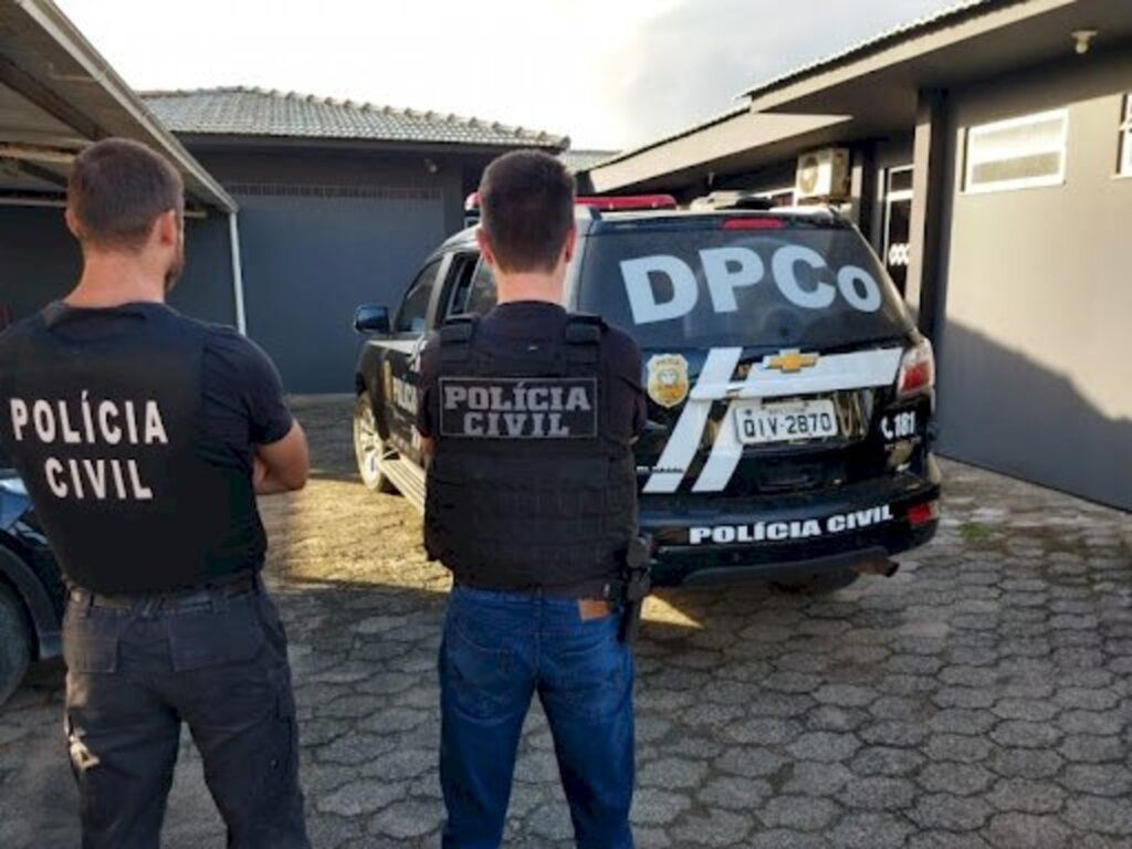 Polícia prende homem acusado de abusar sexualmente de enteada de 8 anos