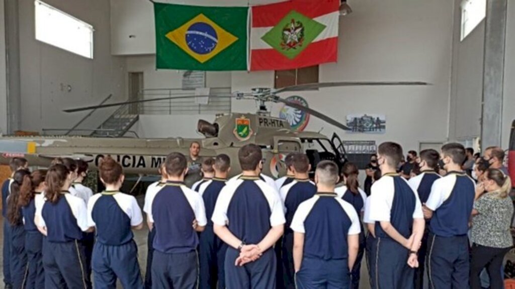 Base de Aviação recebe visita dos alunos do CFNP/Joinville