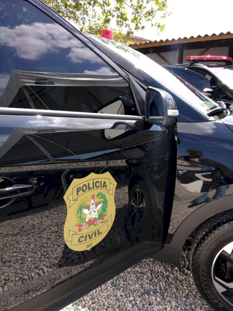 Polícia prende suspeito de roubo a idosa em estacionamento em Joinville