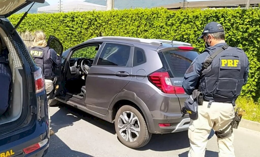 Carro furtado em Curitiba é recuperado na BR 101 em Joinville