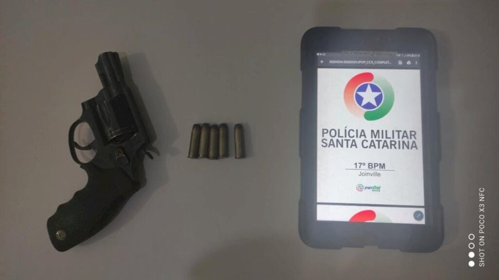 PM localiza arma e munições no bairro Nova Brasília