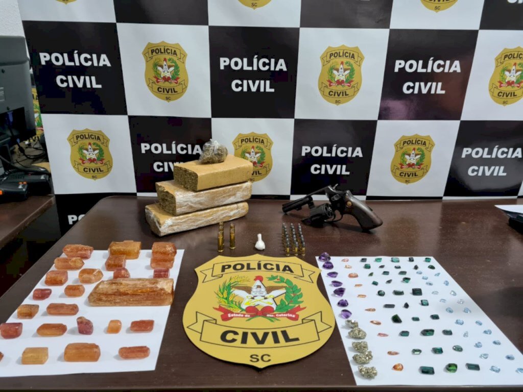 Barra Velha: Polícia faz prisão e apreende droga,armas,munição e pedras preciosas