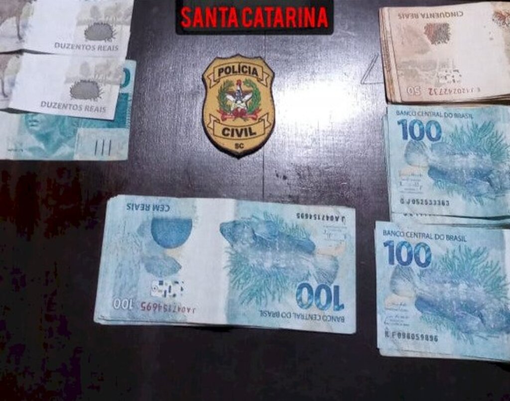 Polícia apreende documento falso e dinheiro durante investigação em Joinville