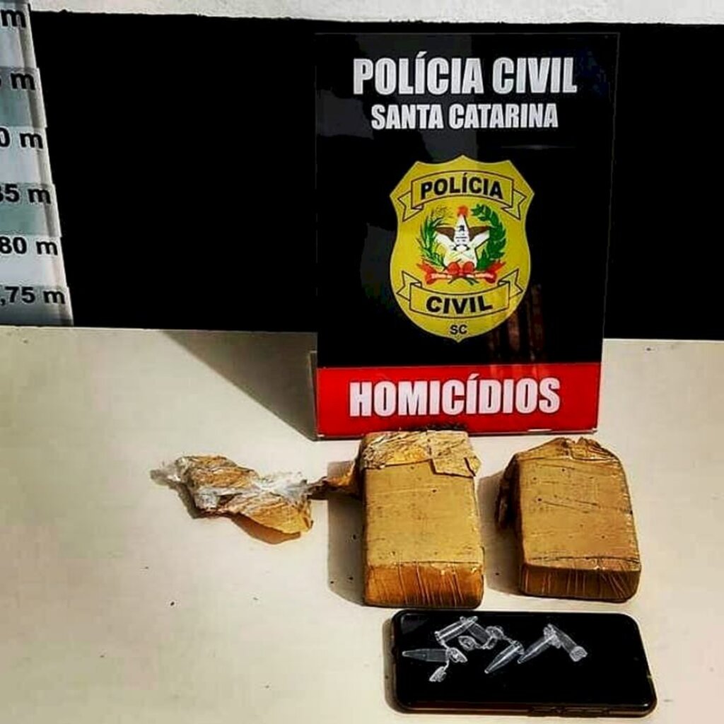 Ao cumprir mandados polícia realiza flagrante por tráfico de drogas