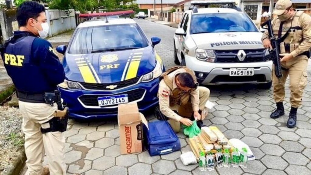 Joinville: Traficante fumando maconha é preso com grande quantidade de drogas.