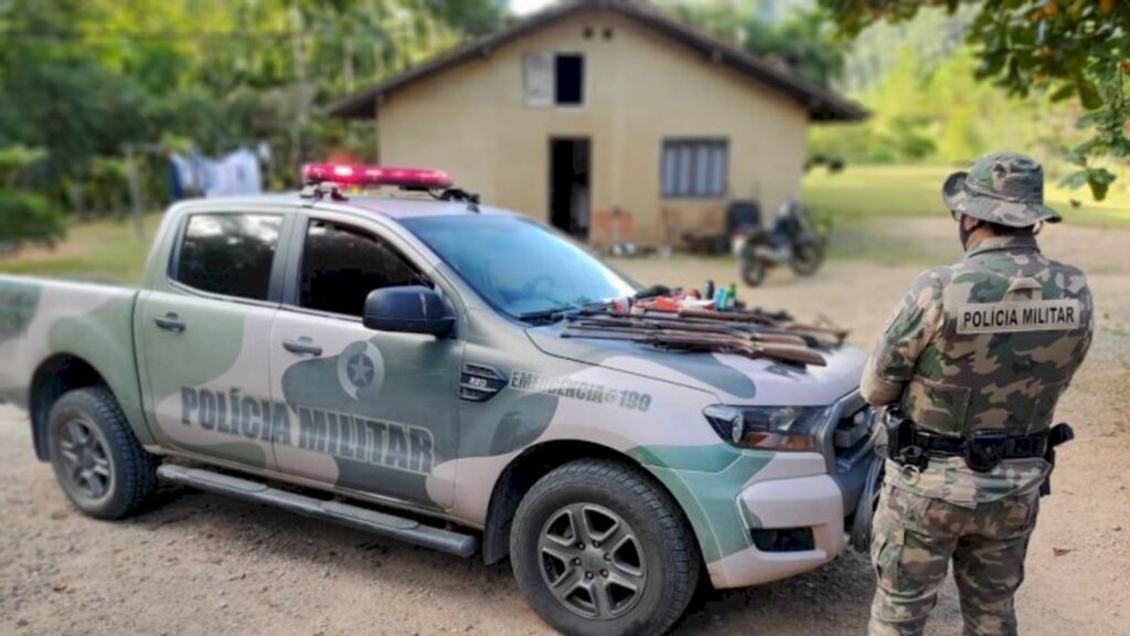 Polícia Ambiental prende caçador com arsenal de armas