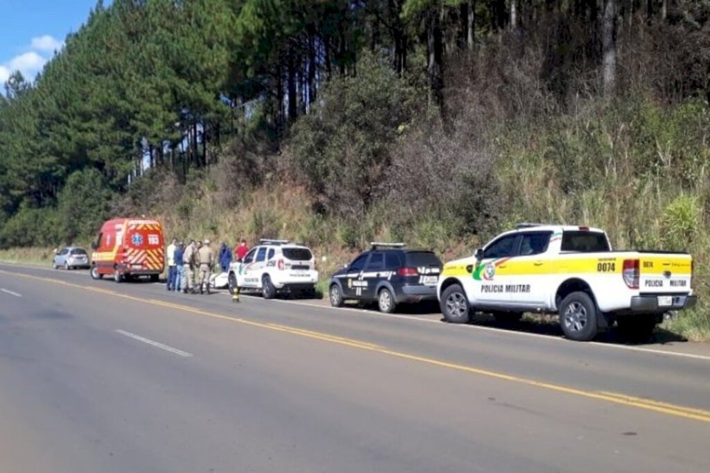 Policia flagra homem transportando cadáver no carrinho de mão em rodovia de SC