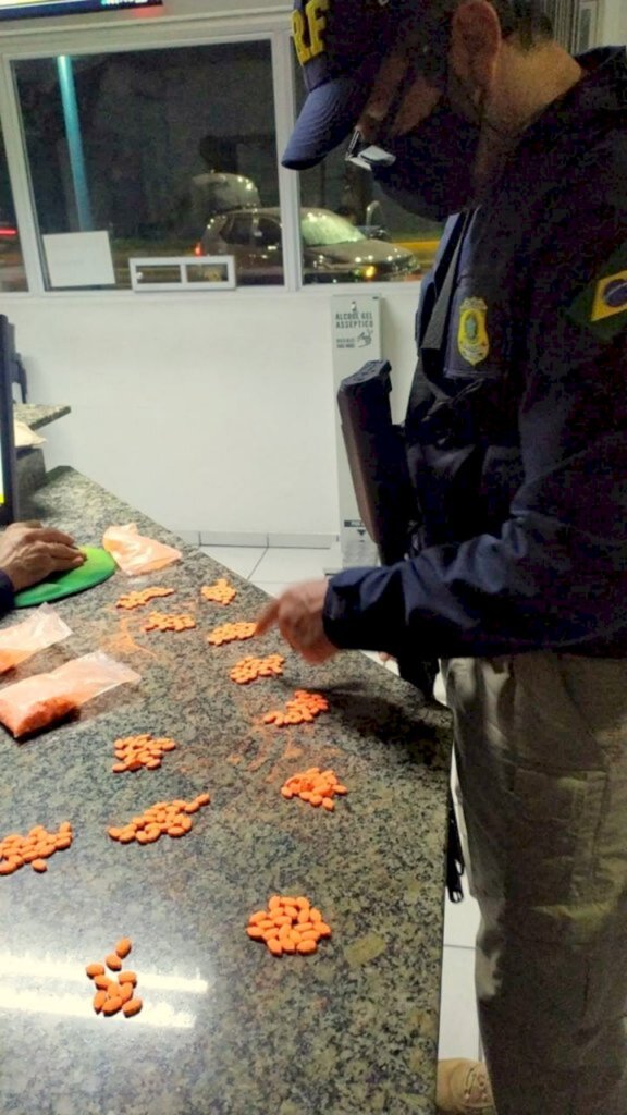 PRF flagra mais de 600 comprimidos de ecstasy em veículo na BR 101 em Joinville