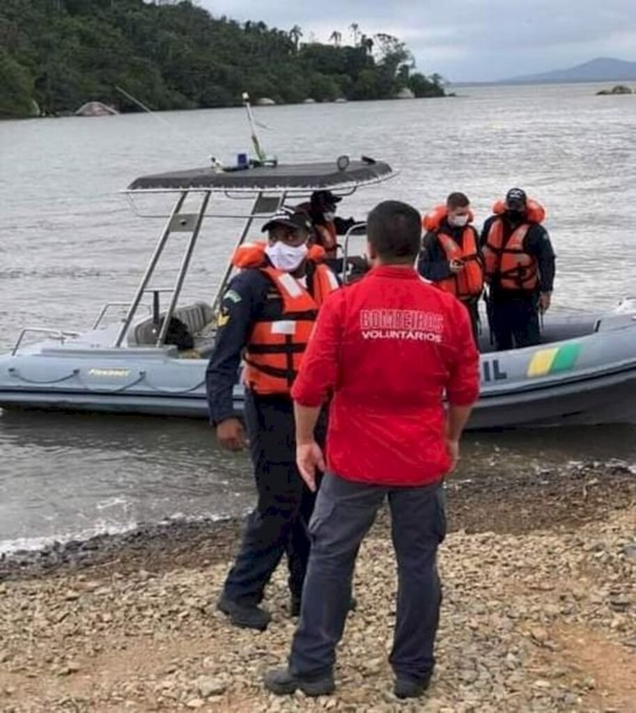 SFS: Bombeiros socorrem vítimas de naufrágio na Baía Babitonga