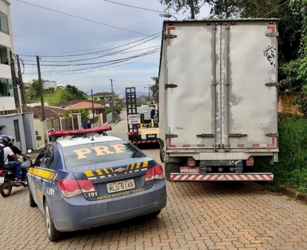 PRF recupera no bairro Guanabara caminhão roubado no Paraná