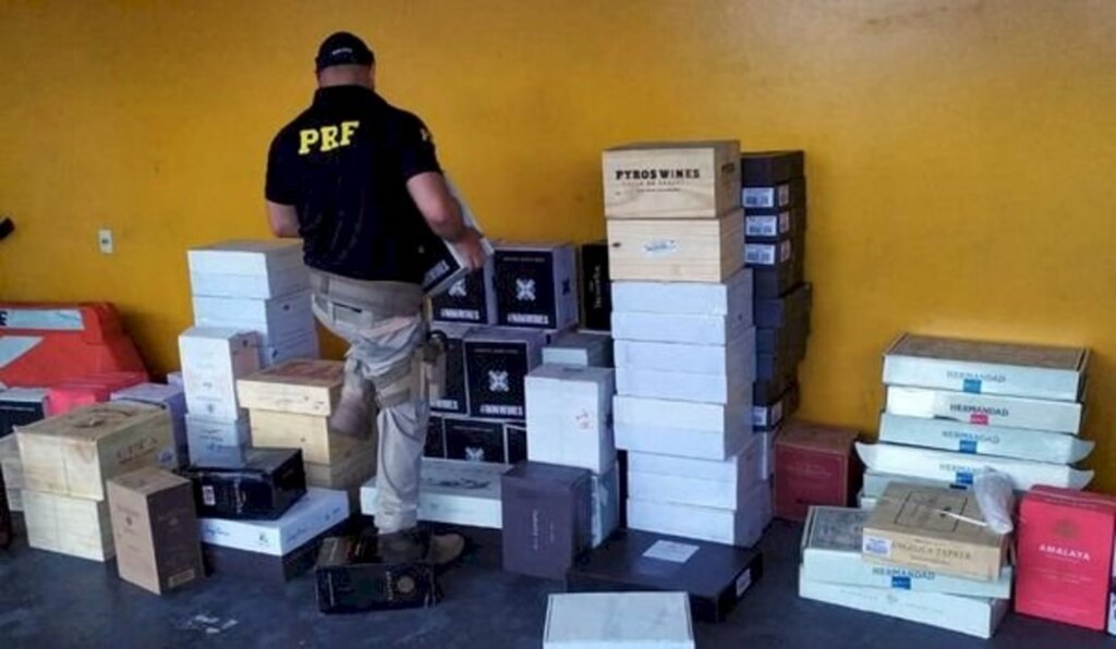 PRF apreende mais de 2 mil garrafas de vinho escondidas em caminhão de mudança na BR 101 em Joinville