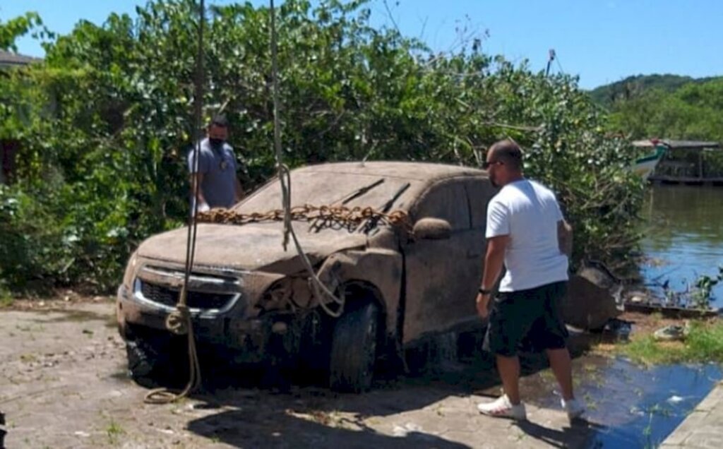 Polícia retira de rio carro submerso com corpo dentro