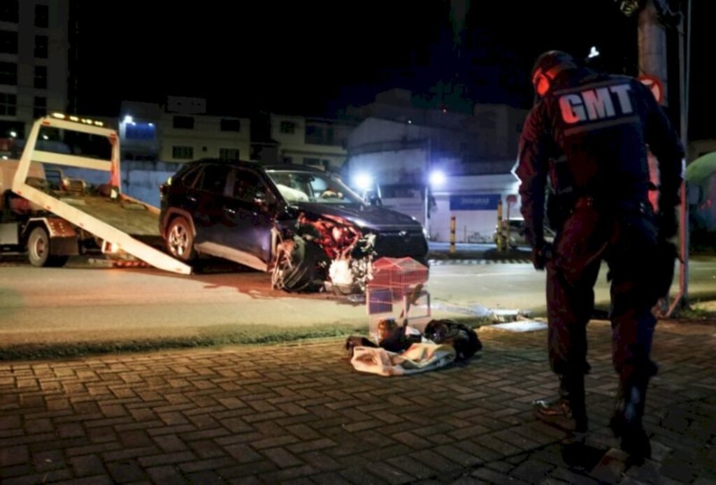 Padre alcoolizado bate carro em poste