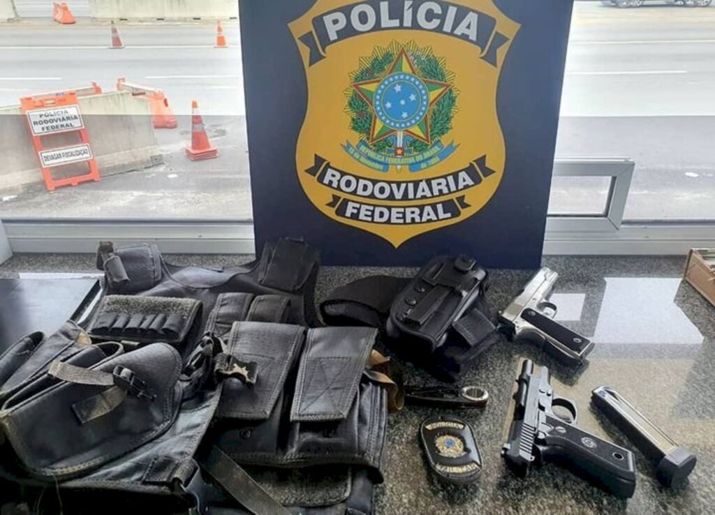 PRF apreende pistola com homem que fingia ser policial militar na BR 101 em Barra Velha