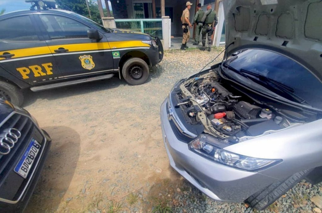 PRF e PM recuperam carro roubado e prendem quatro envolvidos em Barra Velha