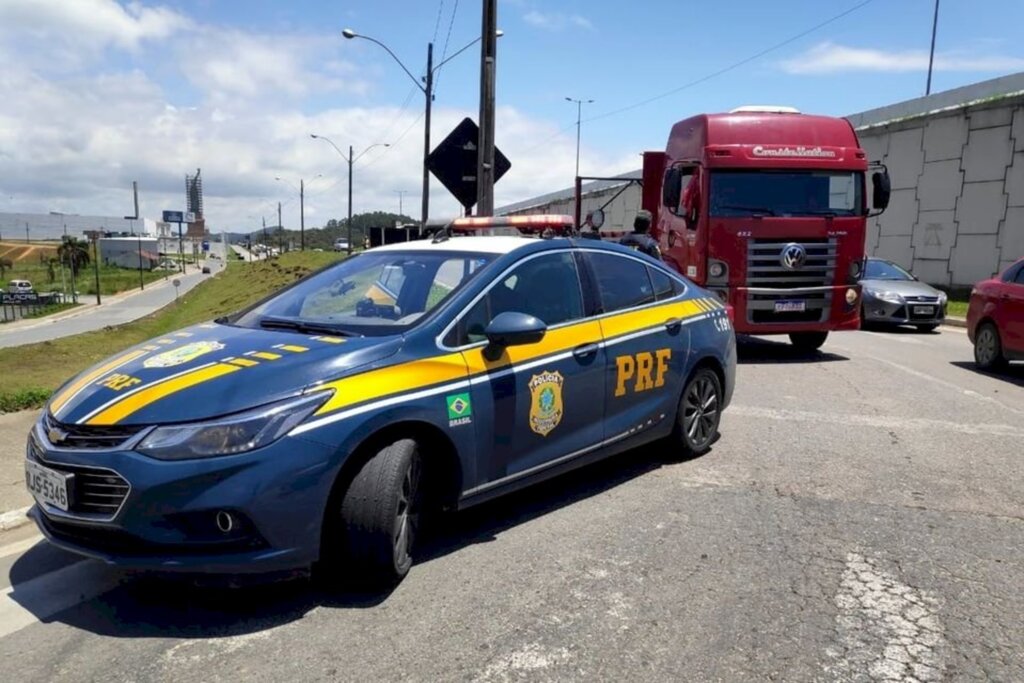 Caminhão roubado no Paraná é recuperado na BR 101 em Barra Velha