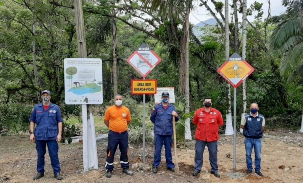 Bombeiros e Defesa Civil sinalizam locais de banho em água doce