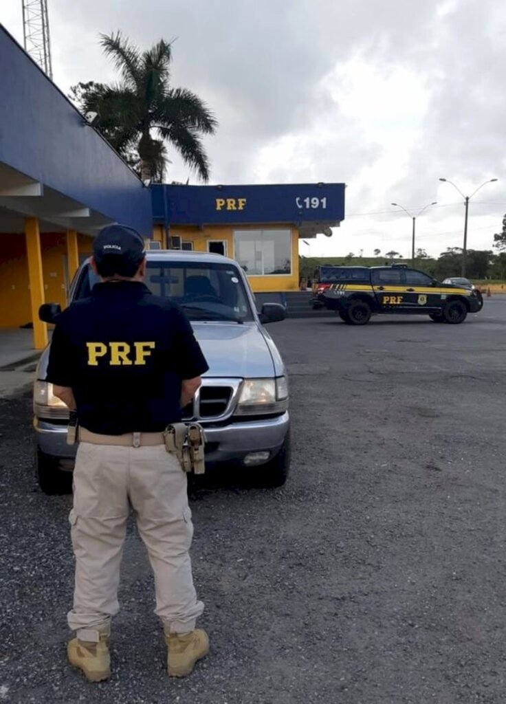 Homem procurado por roubo é preso dirigindo picape furtada em Barra Velha