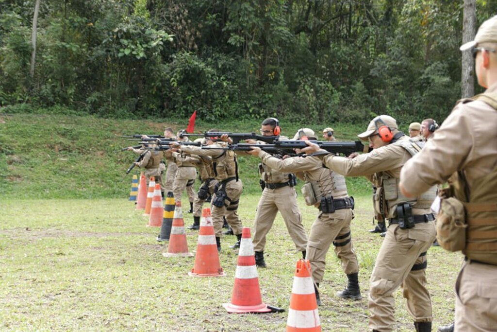 Policiais de Joinville recebem treinamento para uso do fuzil FAL 7,62