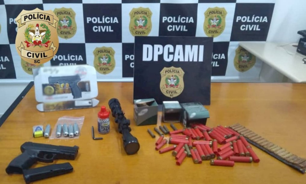 Operação policial apreende armas e munições