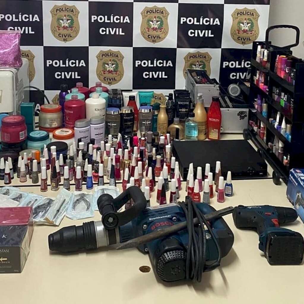 Polícia recupera produtos furtados e cumpre mandados de prisão