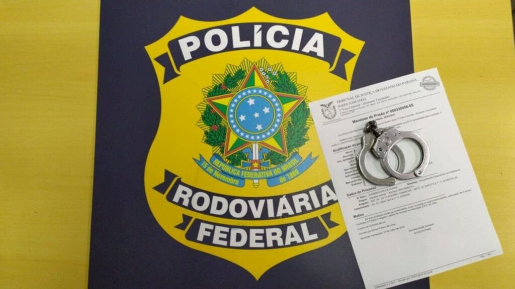 PRF Araquari - Motorista de excursão tinha mandado de por tráfico de drogas