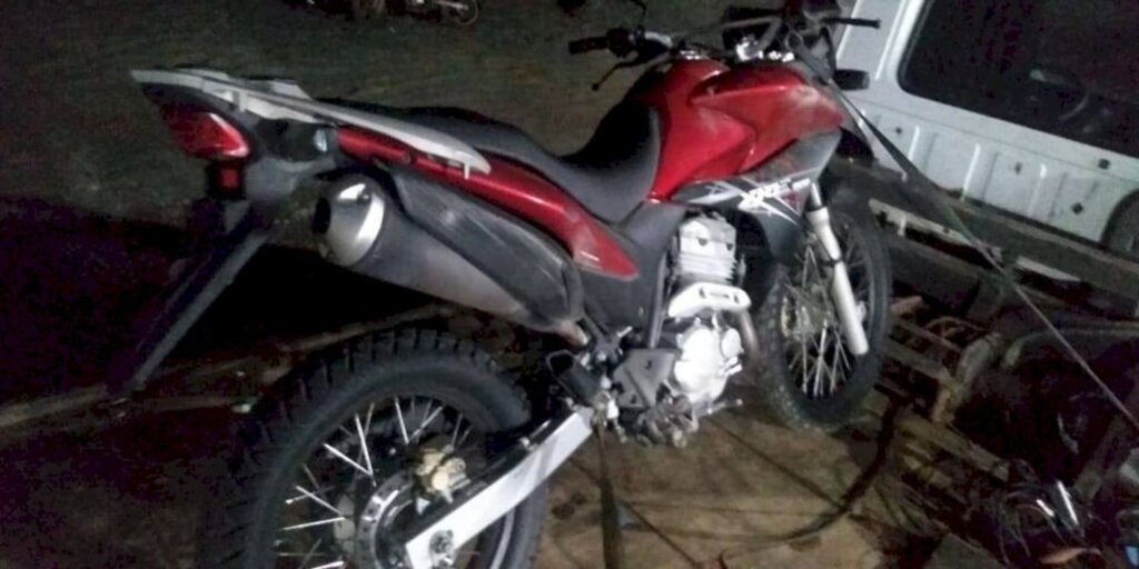 Condutor embriagado colide moto na lateral de viatura polícia e é preso