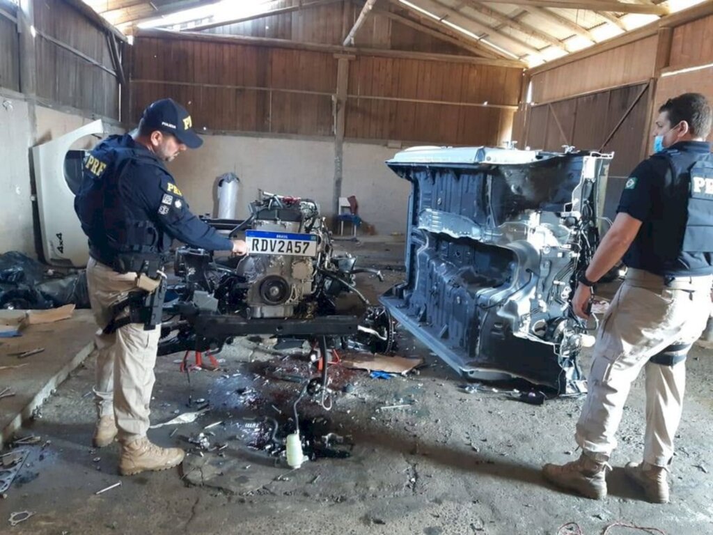 PRF descobre desmanche de veículos roubados em Barra Velha, na BR 101