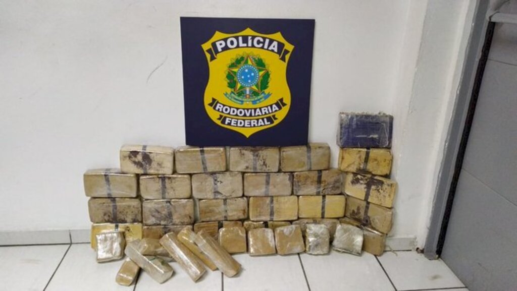 PRF apreende 30,3 kg de pasta base e 1kg de cloridrato de cocaína na BR 101 em Joinville