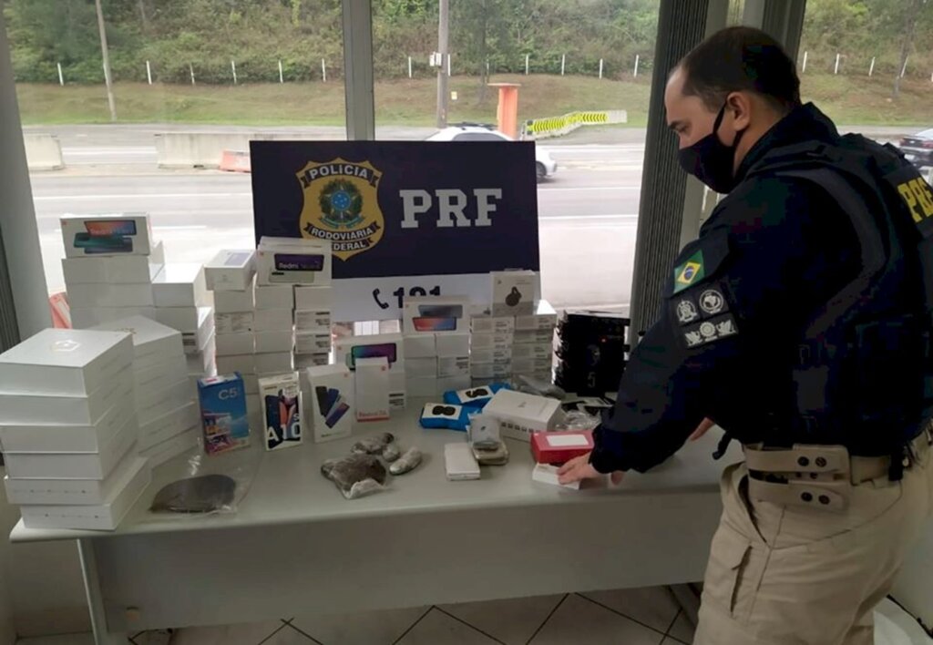 PRF localiza drogas e eletrônicos escondidos em automóvel na BR 101 em Barra Velha