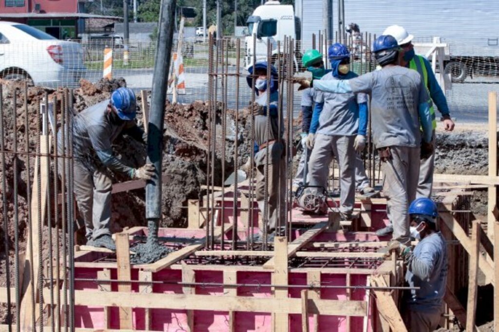 Setores de automóveis, têxtil e materiais de construção são os que mais cresceram em 2021